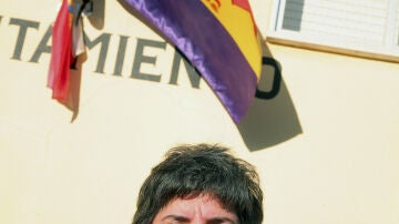 La alcaldesa de Pastores junto a la bandera tricolor