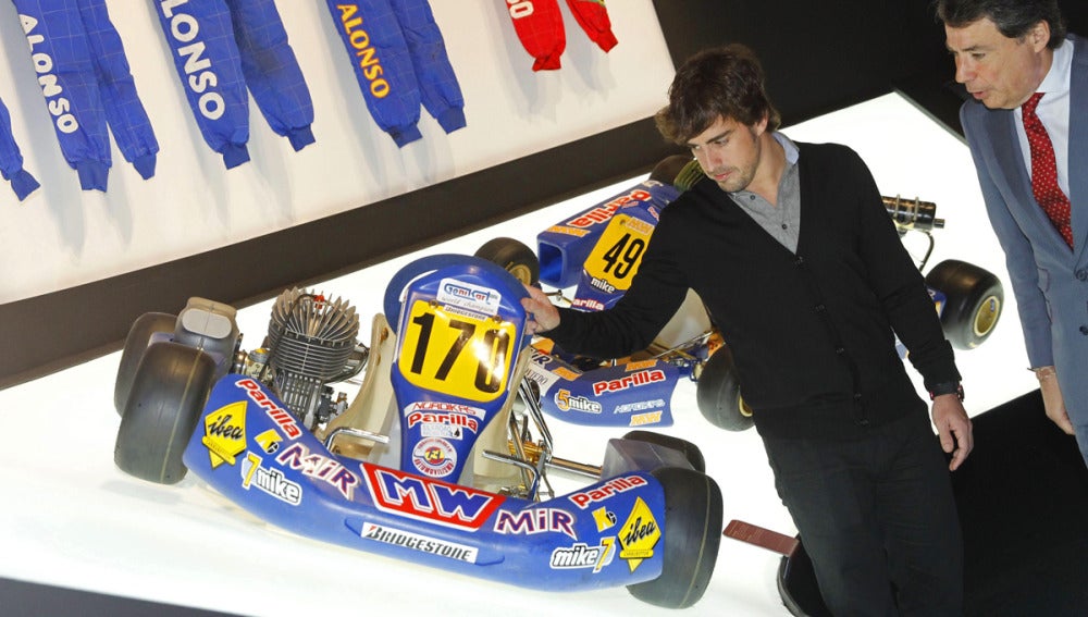 Fernando Alonso junto a uno de sus kart