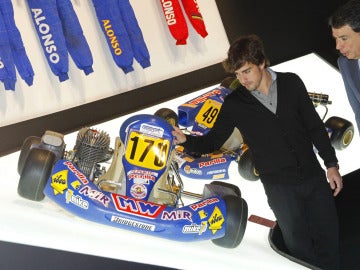 Fernando Alonso junto a uno de sus kart