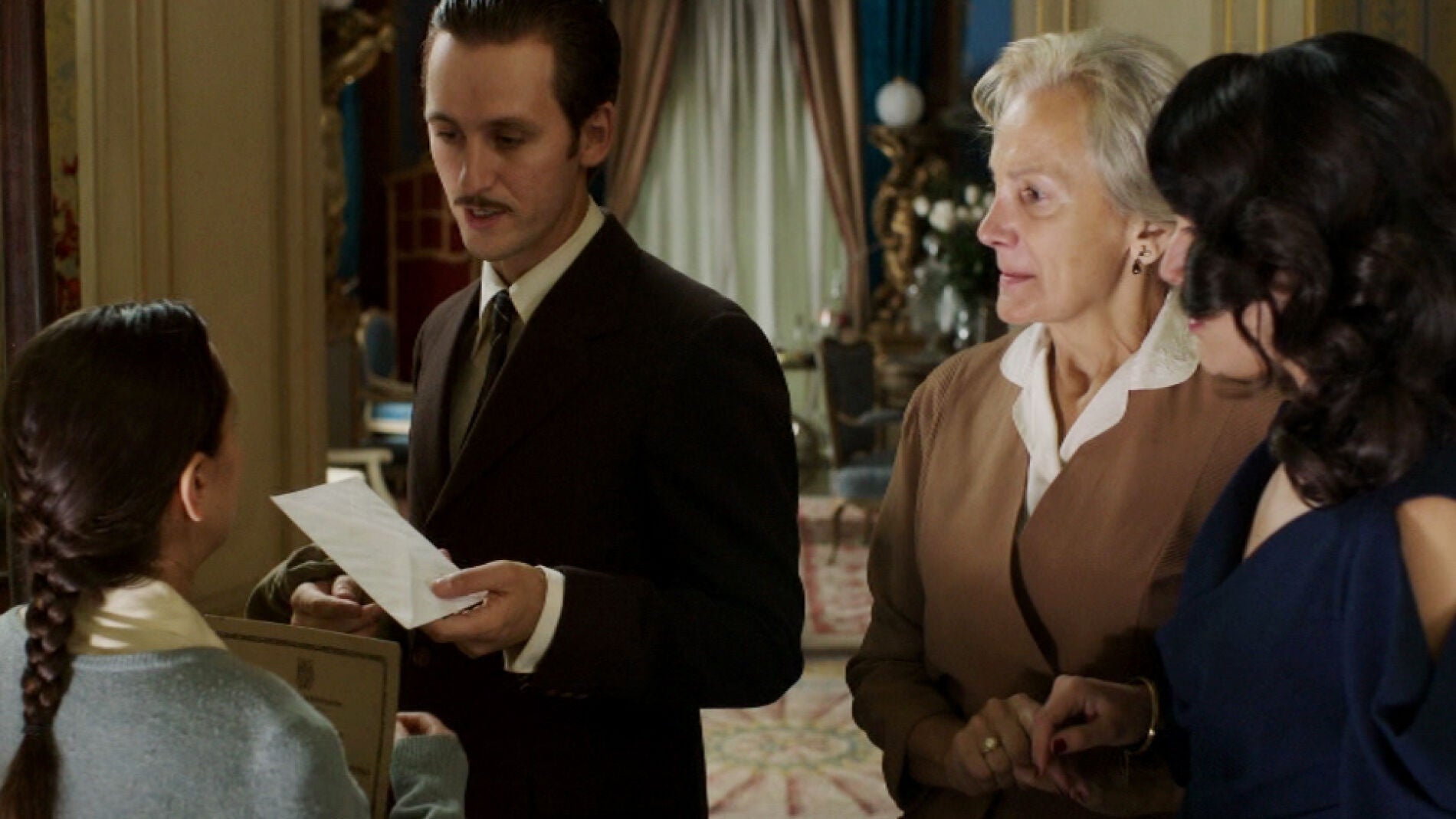 Paquita consigue los papeles