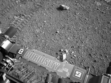 Detalle de una de las primeras rodadas que hizo el rover Curiosity en Marte