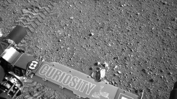 Detalle de una de las primeras rodadas que hizo el rover Curiosity en Marte