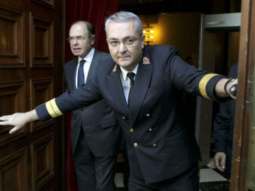 El presidente del Senado, Pío García-Escudero, abre la puerta principal del Senado El presidente del Senado, Pío García-Escudero, abre la puerta principal del Senado