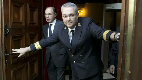 El presidente del Senado, Pío García-Escudero, abre la puerta principal del Senado El presidente del Senado, Pío García-Escudero, abre la puerta principal del Senado