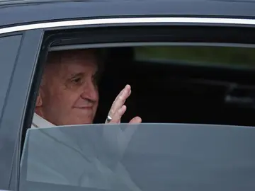 El Papa Francisco saluda a los fieles El Papa Francisco saluda a los fieles