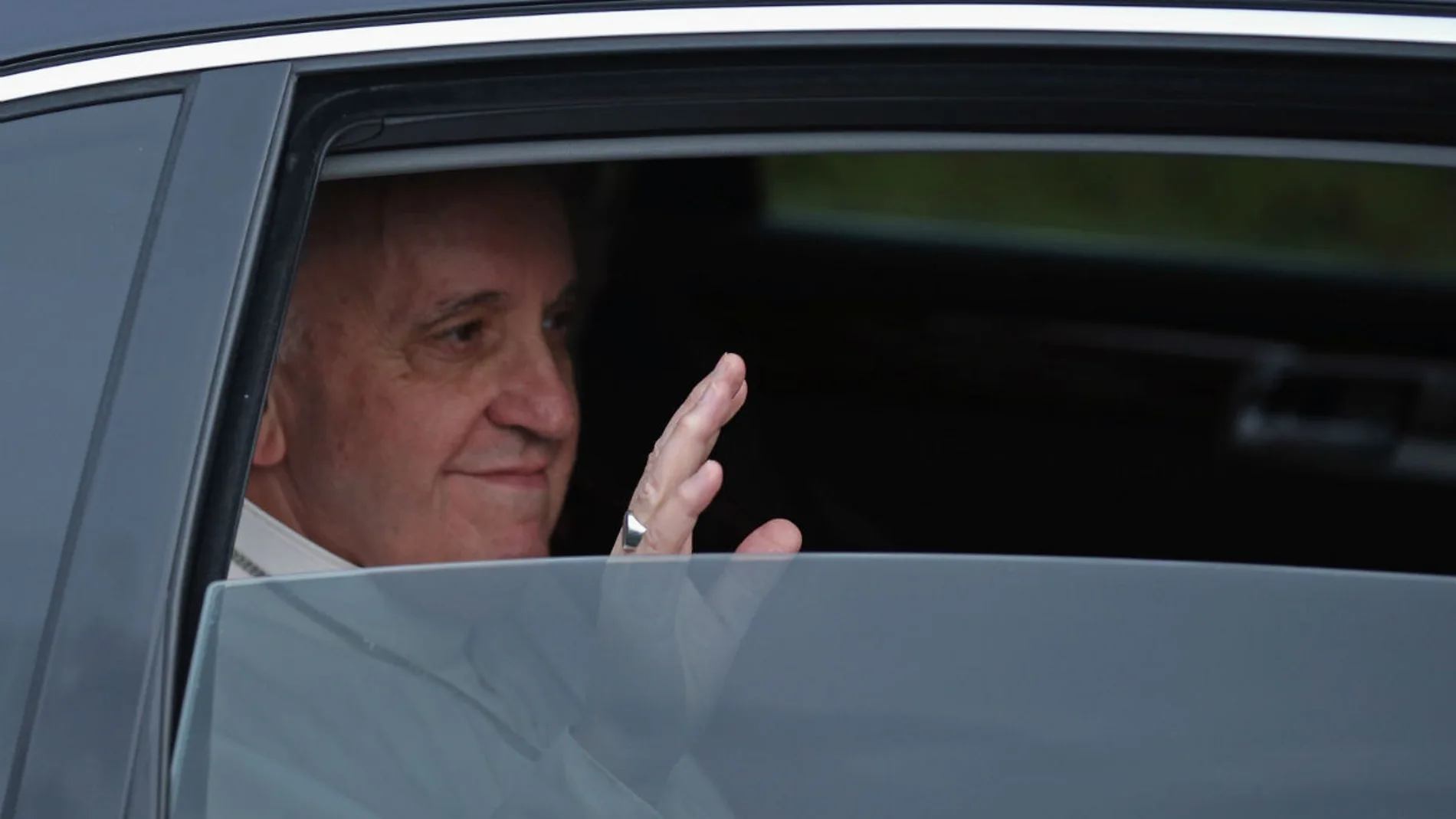 El Papa Francisco saluda a los fieles El Papa Francisco saluda a los fieles