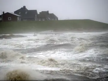 Fuerte temporal en la costa de Dagebuell (Alemania). Fuerte temporal en la costa de Dagebuell (Alemania).