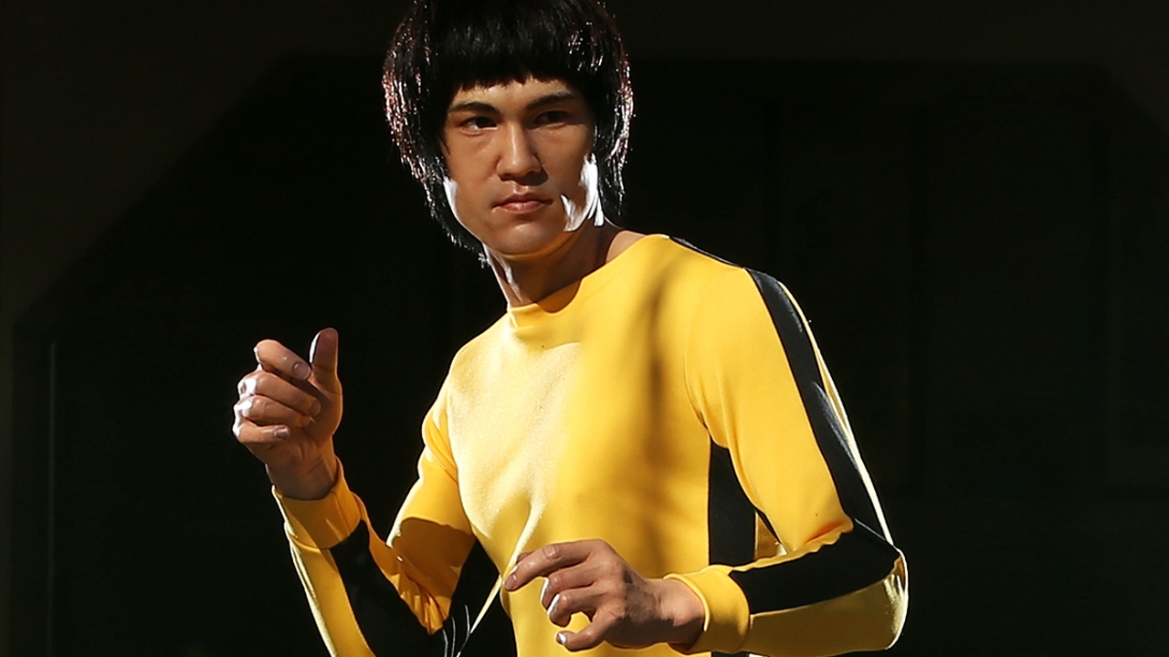 Subastan el amarillo que llevó Bruce Lee en 'Juego de Muerte' por 73.000 euros
