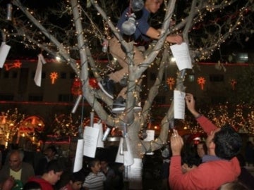 Árbol de Navidad decorado con balas en Palestina