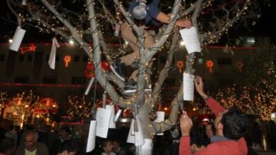 Los palestinos decoran un árbol de Navidad con balas y granadas en Belén