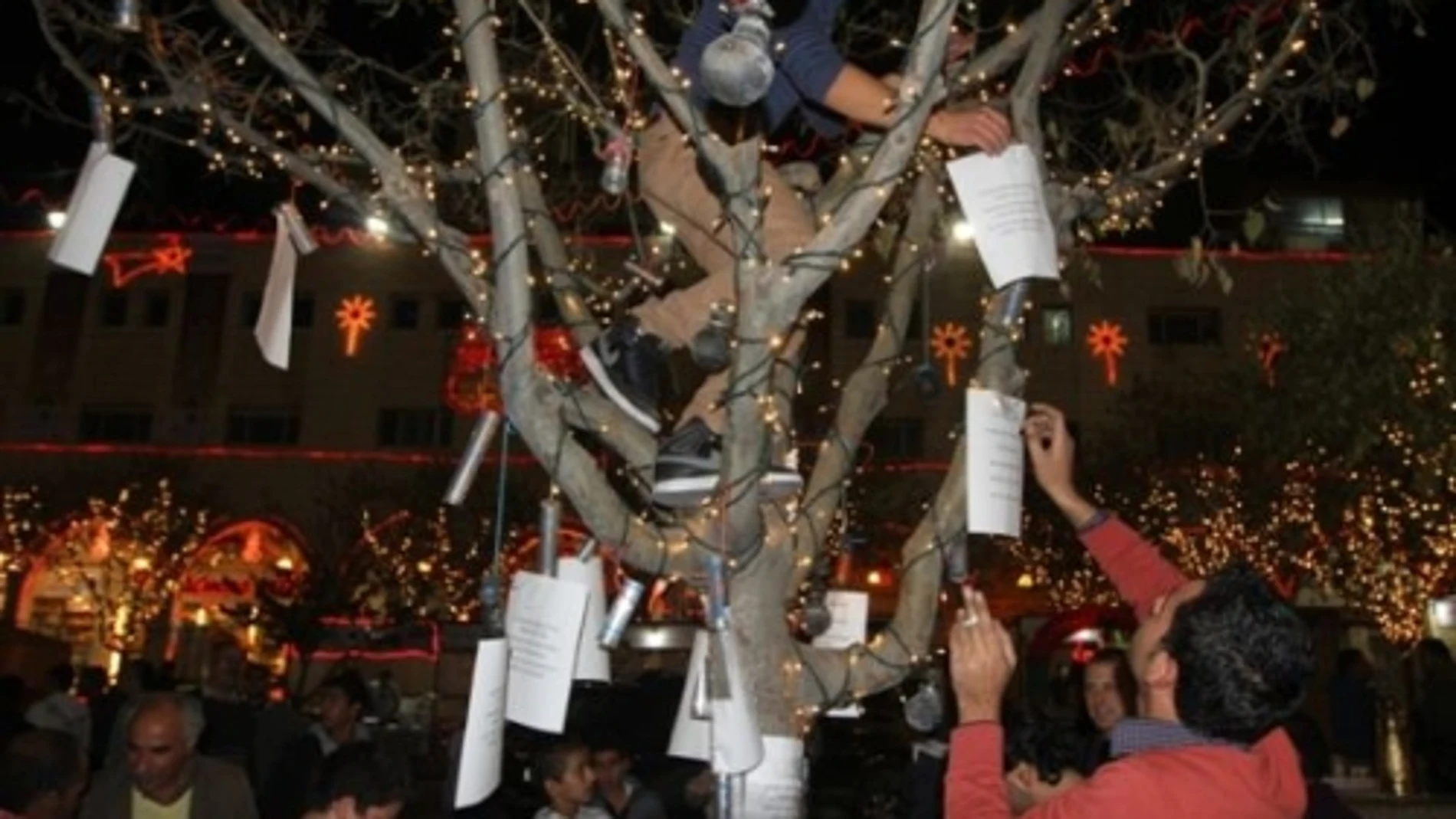 Árbol de Navidad decorado con balas en Palestina Árbol de Navidad decorado con balas en Palestina