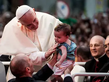 El papa Francisco saluda a un niño en Río de Janeiro El papa Francisco saluda a un niño en Río de Janeiro