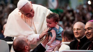 El papa Francisco saluda a un niño en Río de Janeiro