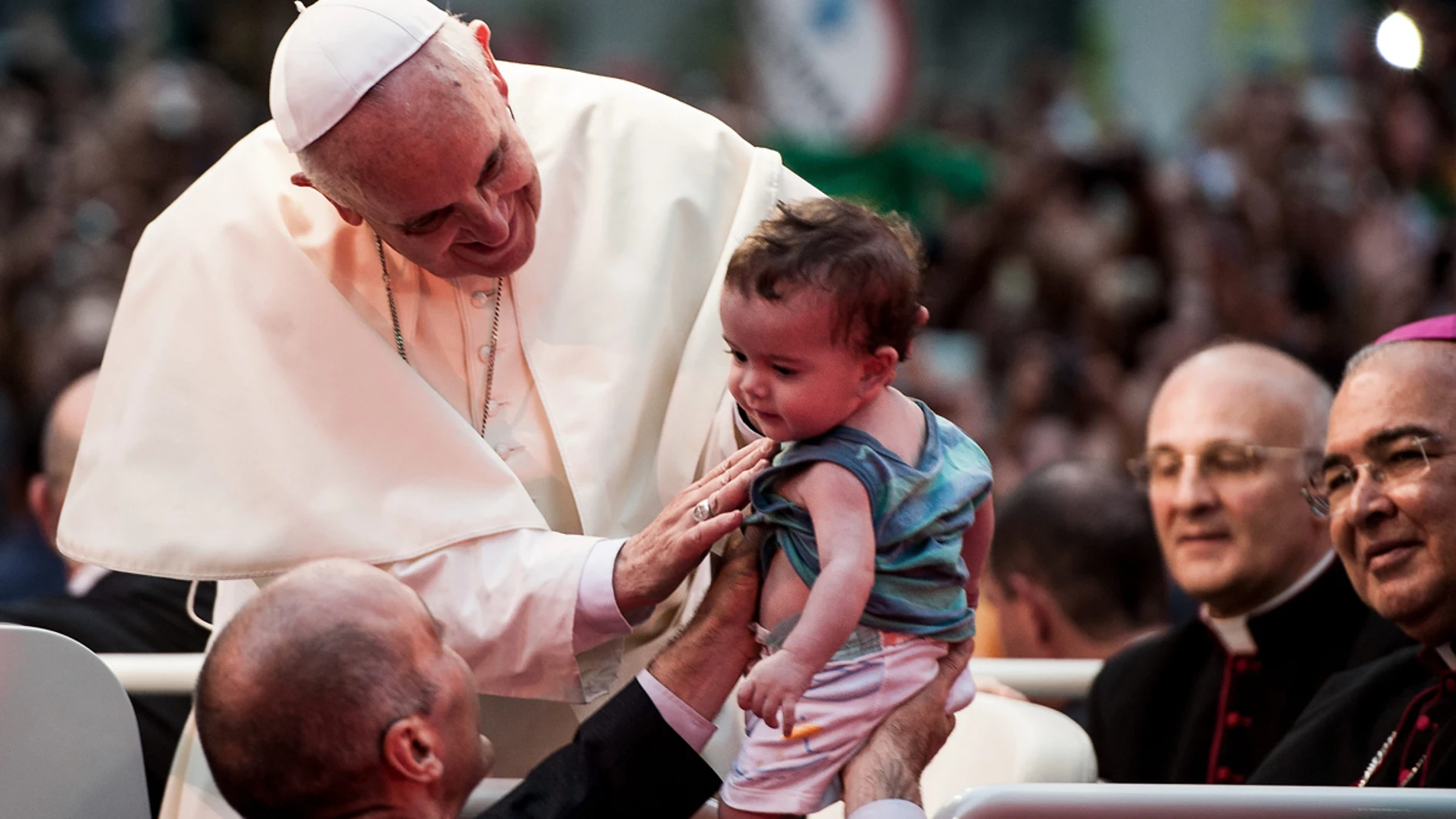 El papa Francisco saluda a un niño en Río de Janeiro El papa Francisco saluda a un niño en Río de Janeiro