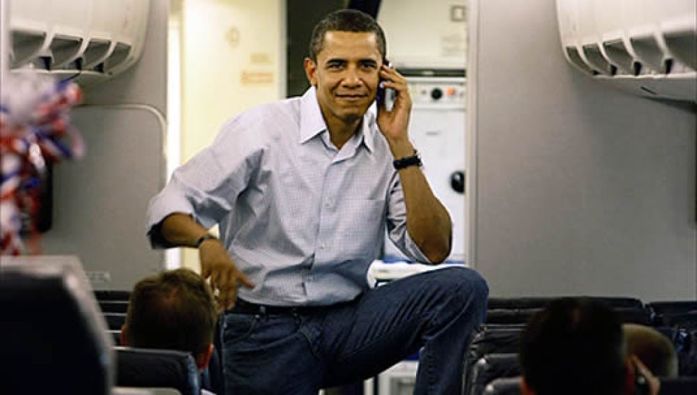 Obama usando su teléfono