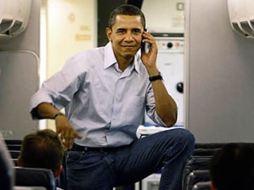 Obama usando su teléfono