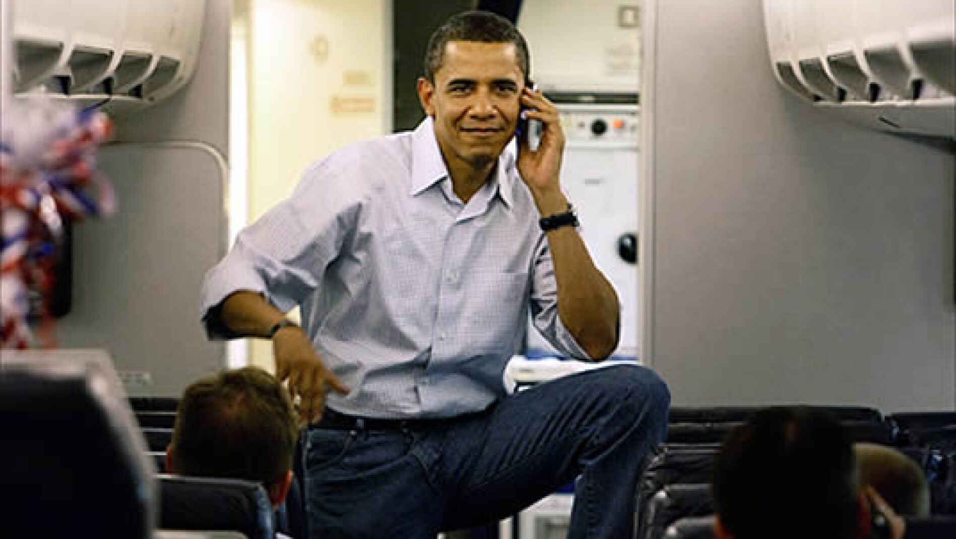 Obama usando su tel&eacute;fono