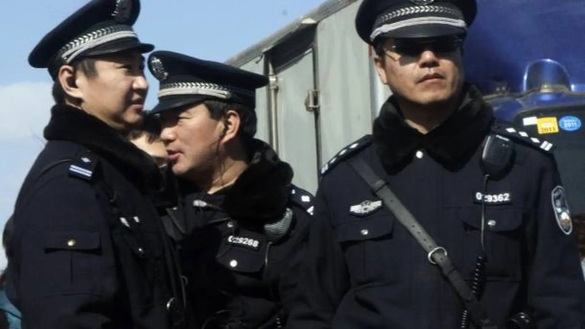 Varios policías japoneses Varios policías japoneses
