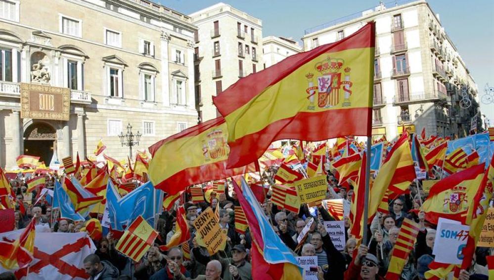 Miles de ciudadanos se manifiestan este mediodía en el centro de Barcelona en defensa de la Constitución