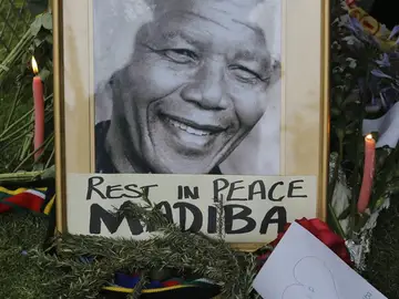 Un retrato del expresidente sudafricano Nelson Mandela Un retrato del expresidente sudafricano Nelson Mandela