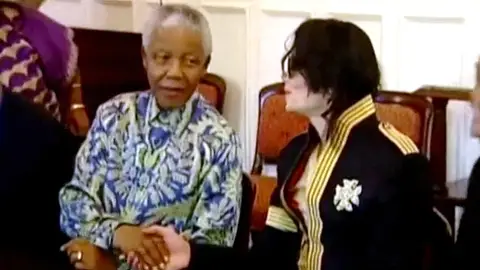 Nelson Mandela con Michael Jackson Nelson Mandela con Michael Jackson