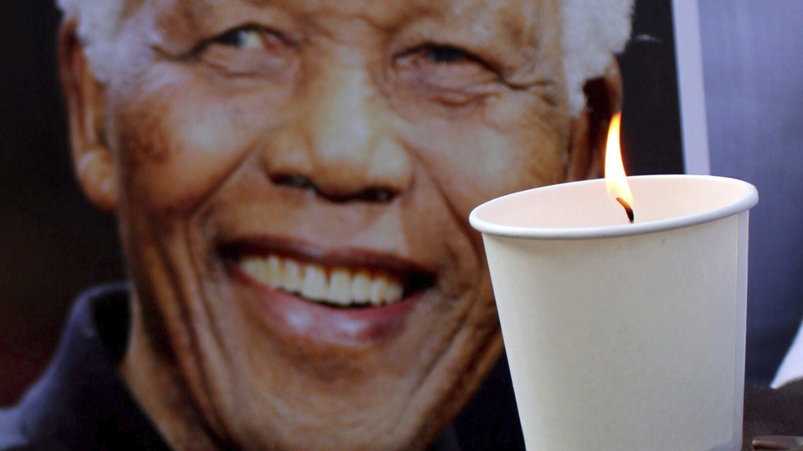 Miles de sudafricanos vuelven a congregarse por la noche para honrar a Mandela