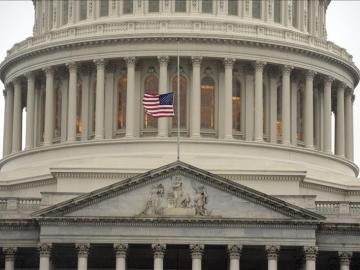 La bandera estadounidense ondea a media asta en el Capitolio en memoria del expresidente sudafricano Nelson Mandela