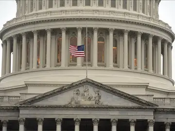 La bandera estadounidense ondea a media asta en el Capitolio en memoria del expresidente sudafricano Nelson Mandela La bandera estadounidense ondea a media asta en el Capitolio en memoria del expresidente sudafricano Nelson Mandela
