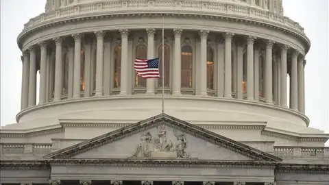 La bandera estadounidense ondea a media asta en el Capitolio en memoria del expresidente sudafricano Nelson Mandela La bandera estadounidense ondea a media asta en el Capitolio en memoria del expresidente sudafricano Nelson Mandela