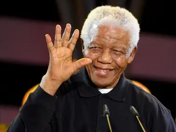 Mandela saluda durante el concierto "46664" que se celebró con motivo del Día Mundial contra el Sida Mandela saluda durante el concierto "46664" que se celebró con motivo del Día Mundial contra el Sida