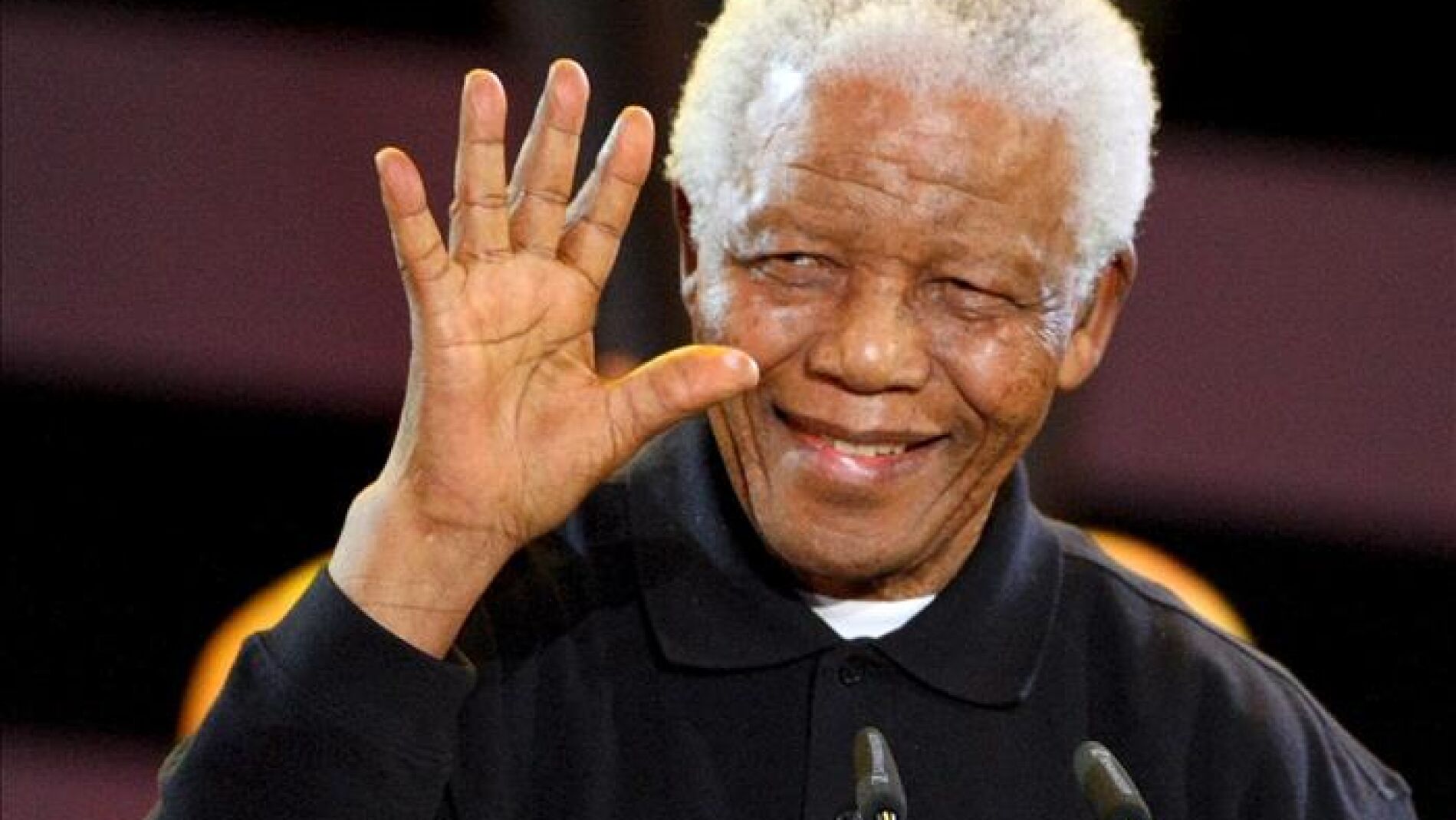 Mandela saluda durante el concierto "46664" que se celebr&oacute; con motivo del D&iacute;a Mundial contra el Sida