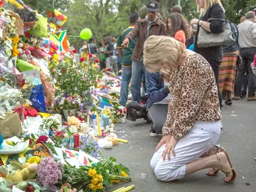 Refuerzan la seguridad para el velatorio de Mandela por la avalancha de personas Refuerzan la seguridad para el velatorio de Mandela por la avalancha de personas