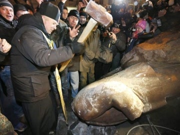 Los opositores ucranios golpean una estatua de Lenin