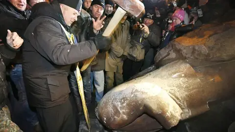 Los opositores ucranios golpean una estatua de Lenin Los opositores ucranios golpean una estatua de Lenin