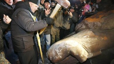 Los manifestantes derriban una estatua de Lenin en el centro de Kiev
