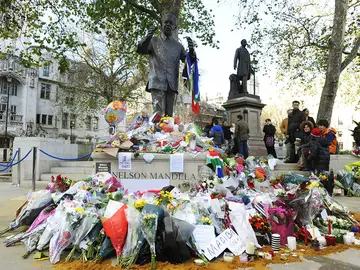 Miles de personas recuerdan a Mandela en el Día para la Oración Miles de personas recuerdan a Mandela en el Día para la Oración