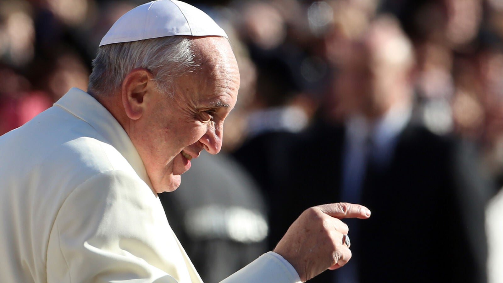 El Papa Francisco celebra arropado de gente el día de la Inmaculada Concepción