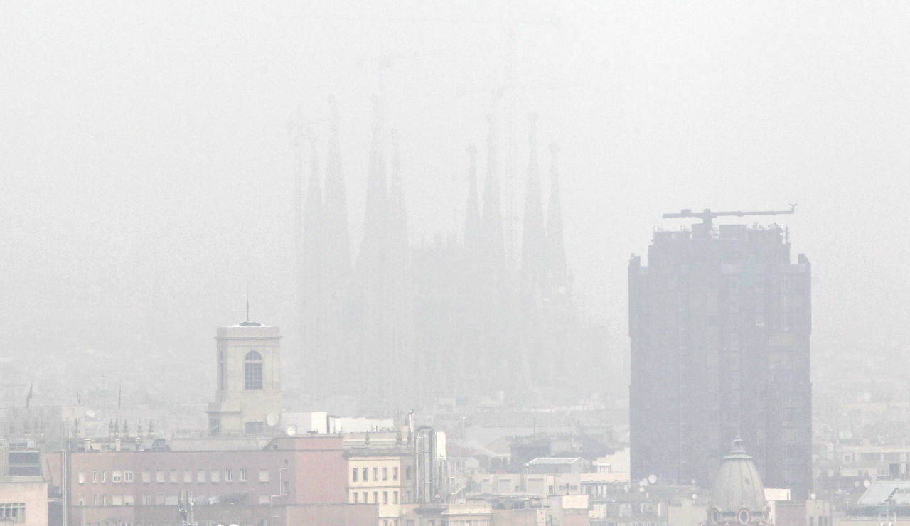 Barcelona bajo una densa capa de contaminación Barcelona bajo una densa capa de contaminación