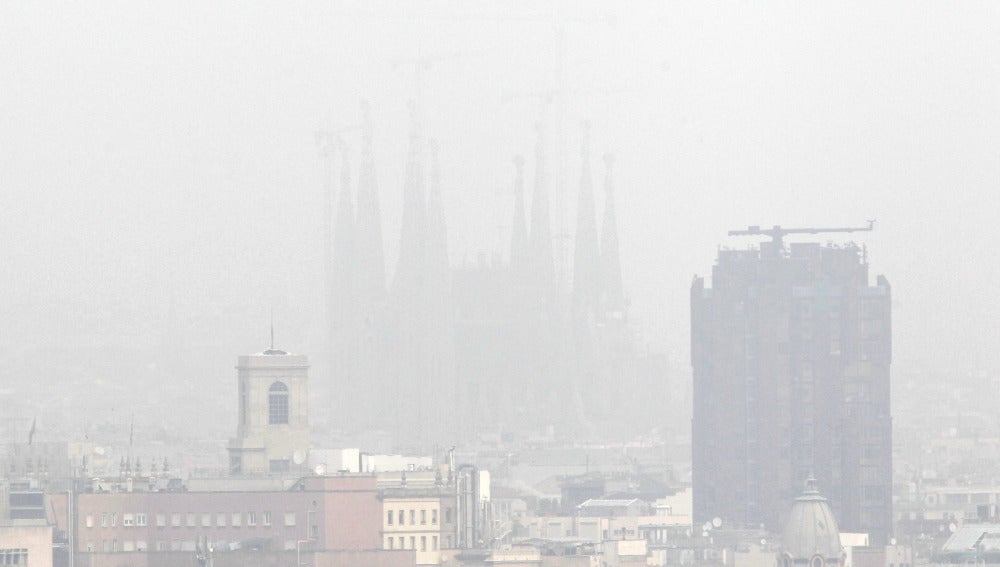 Barcelona bajo una densa capa de contaminación