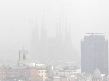 Barcelona bajo una densa capa de contaminación