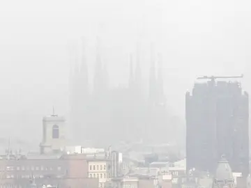 Barcelona bajo una densa capa de contaminación Barcelona bajo una densa capa de contaminación