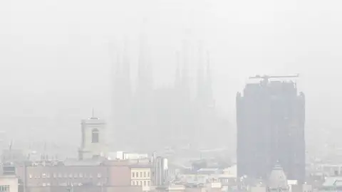 Barcelona bajo una densa capa de contaminación Barcelona bajo una densa capa de contaminación