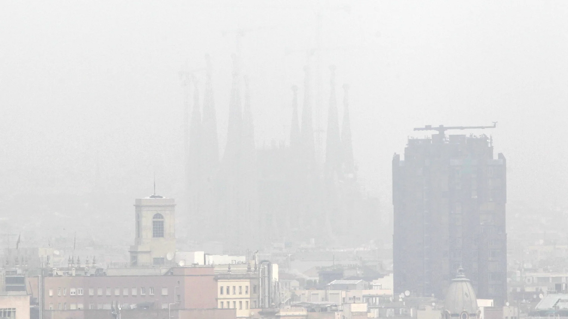 Barcelona bajo una densa capa de contaminación Barcelona bajo una densa capa de contaminación