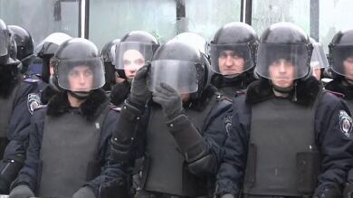 La policía dispersa a los manifestantes en las cercanías del Gobierno en Kiev