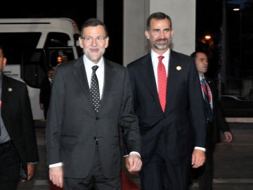 Mariano Rajoy y el Príncipe a su llegada a Sudáfrica