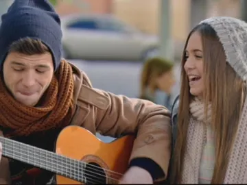 Carlos y Paula cantando en la calle Carlos y Paula cantando en la calle