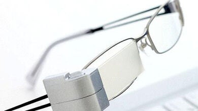 Fabrican unas gafas que se empañan automáticamente para lograr un efecto de parpadeo