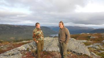 El fotógrafo Torgeir Berge junto a un amigo