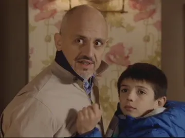 Julián tiene un hijo de 11 años Julián tiene un hijo de 11 años