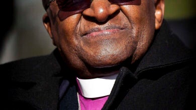 Roban en la casa del arzobispo Desmond Tutu mientras estaba en el funeral de Mandela